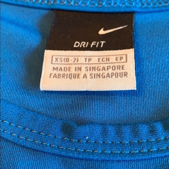 Bundle of Nike workout tops - Picture 2 of 8